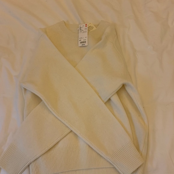 Uni qlo lambswoool sweater - Picture 3 of 4